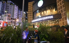Quán café Starbucks ở ngã 6 Phù Đổng, Sài Gòn bị phá bỏ khu bồn hoa, bậc thềm vì lấn chiếm vỉa hè