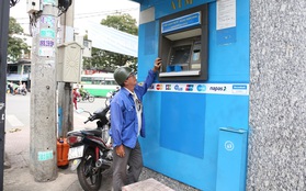 Nhiều cây ATM ở Sài Gòn trở nên quá cao vì bậc thềm lấn chiếm vỉa hè đã bị đập bỏ