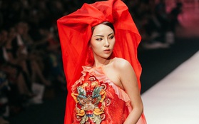 VIFW ngày 2: Hoa hậu Kỳ Duyên diễn xuất thần, mặt lạnh như băng trong show diễn NTK Thủy Nguyễn