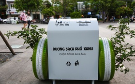 Cận cảnh thùng rác thông minh "biết" nuôi dưỡng cây xanh ở phố đi bộ Nguyễn Huệ