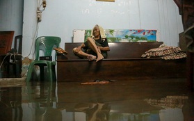 Cụ bà 83 tuổi bị "cô lập", ngồi co ro trên ghế vì nhà ngập nặng sau cơn mưa lớn ở Sài Gòn