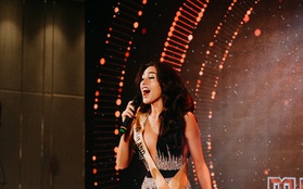 Đại diện đến từ Thái Lan khoe giọng hát nội lực tại Gala Dinner đầu tiên của "Miss Grand International 2017"