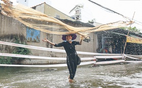 Cảnh tượng bi hài của người Sài Gòn sau những ngày mưa ngập: Sáng quăng lưới, tối thả cần câu bắt cá giữa đường