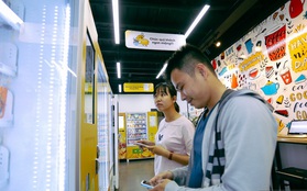 Người dân thích thú ghé thăm cửa hàng tiện lợi không có nhân viên thu tiền đầu tiên tại Sài Gòn