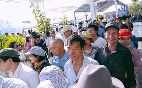Hàng trăm người dân Sài Gòn háo hức xếp hàng để được lên tàu buýt sông du ngoạn miễn phí