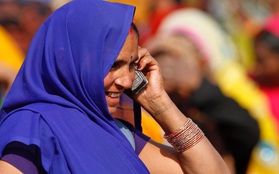 Điện thoại di động vẫn còn là thứ xa vời với hàng triệu phụ nữ nông thôn Ấn Độ
