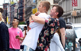Justin Bieber bị bạn thân nhấc bổng dễ dàng giữa phố