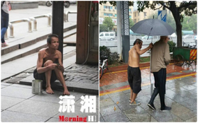 Người ăn mày khuyết tật tận tuỵ che ô cho cụ già chống nạng tập tễnh bước đi trong mưa gây xúc động mạnh