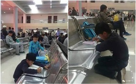 Trung Quốc: Đằng sau hình ảnh bé trai quỳ gối, miệt mài học bài giữa bến xe ngày nghỉ lễ là một câu chuyện buồn