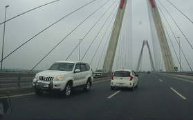 Clip: 5 ô tô nối đuôi nhau chạy ngược chiều trên cầu Nhật Tân, nhiều xe phải đánh lái ra ngoài