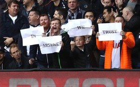 Hài hước cảnh CĐV Tottenham giơ biểu ngữ ủng hộ Wenger