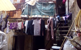 Hà Nội: 2 thế hệ cùng sinh sống trên nóc nhà vệ sinh công cộng ở phố Hàng Bạc