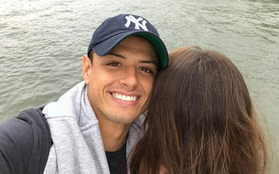 Chicharito tươi rói khoe người tình giấu mặt tóc nâu