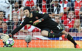 Petr Cech cũng không thể giúp Arsenal tránh khỏi cú ngã lịch sử