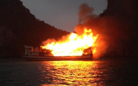 Quảng Ninh: Tàu du lịch chở 21 người bất ngờ bốc cháy trên vịnh Hạ Long