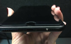 Không chỉ iPhone 7 đen bóng, bản đen nhám cũng dễ bị xước và bong tróc sơn