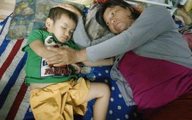 Mẹ bán vé số òa khóc khi tìm thấy con trai 3 tuổi đi lạc sau nhiều giờ đồng hồ trong đêm