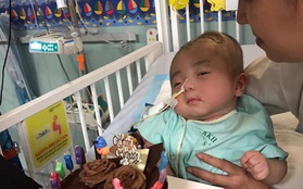 Em bé não úng thủy bị bỏ rơi trước cổng chùa đã ngưng thuốc, không còn khả năng phẫu thuật tại Singapore