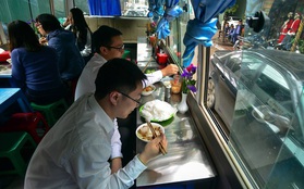 Xuất hiện quán ăn phục vụ ngay trên ô tô 29 chỗ sau chiến dịch đòi lại vỉa hè ở Hà Nội