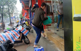 Hà Nội: Bắc ghế, kê bao tải trèo vào nhà