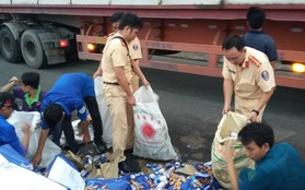 Người dân Sài Gòn giúp tài xế thu gom hàng trăm thùng bia đổ trên đường phố