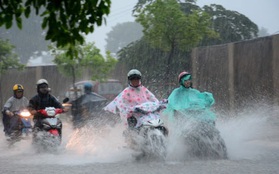 Không khí lạnh tràn về, Hà Nội có mưa lớn trên diện rộng