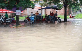 Mưa lớn trút xuống Hà Nội, đại lộ Thăng Long ngập trong biển nước