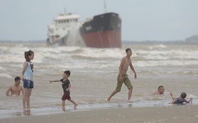 Chùm ảnh: Bất chấp sóng to gió lớn sau bão số 2, nhiều gia đình vẫn đưa trẻ em ra tắm biển Cửa Lò