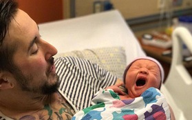 Người đàn ông chuyển giới vừa sinh hạ một bé trai xinh xắn sau lần sảy thai đau đớn trước đó