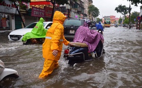 Chùm ảnh: Xe máy "đổ rạp" trước "sóng nước" ở đường Phạm Ngọc Thạch sau mưa