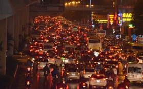 Hà Nội: Tắc đường kinh hoàng giờ tan tầm sau mưa lớn, di chuyển 3km cũng mất tới 1 tiếng đồng hồ!