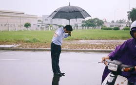 Hình ảnh được chia sẻ nhiều nhất hôm nay: Ông chủ người Nhật đội mưa, cúi gập người chào khách vào đổ xăng ở Hà Nội