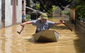 Chùm ảnh: Nhà ngập sâu đến ngang cửa, người dân Ninh Bình dùng chậu nhôm, ghế gỗ chèo thuyền đi lại trong ngõ