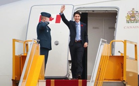 Chuyên cơ chở Thủ tướng Canada Justin Trudeau tới Hà Nội
