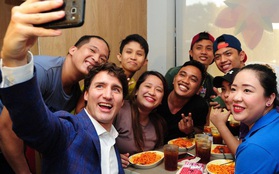 Thủ tướng điển trai Justin Trudeau đi mua gà rán, nước dâu tây và vui vẻ selfie với người hâm mộ tại Philippines