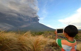 Núi lửa Agung tiếp tục phụt cột khói cao 4000m bất kể ngày đêm: Những thông tin mới nhất