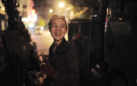 [20/10] Theo chân những phụ nữ Việt vất vả mưu sinh trong đêm và nụ cười bừng sáng ngày lễ dành cho chính họ