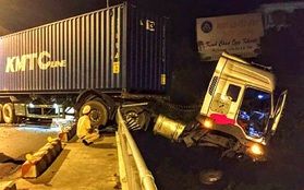 Xe container mất lái treo lơ lửng trên thành cầu