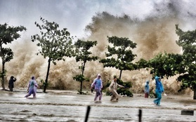 [ẢNH] Bão số 10 vào bờ: Bãi biển Sầm Sơn tan hoang trong sóng dữ