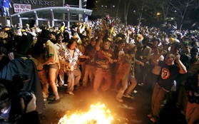 Châm lửa thiêu đốt đường phố, ném đá cảnh sát: Khi lễ hội Halloween vượt xa ranh giới của những trò đùa vô hại