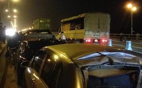 Hà Nội: 4 ô tô tông nhau liên hoàn trên cầu Thanh Trì