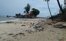 Phú Quốc: Mưa to, rác tràn ngập bãi biển Dinh Cậu