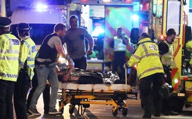 Anh: Lao xe vào người đi bộ, tấn công bằng dao tại cầu London, ít nhất 20 người bị thương và 7 người thiệt mạng