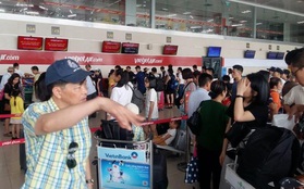 Hành khách ném hành lý vào mặt nhân viên hàng không