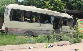 Xe khách va chạm xe tải rồi lao lên vệ đường, 24 người bị thương