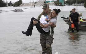 Tác giả bức ảnh đặc nhiệm Mỹ bế mẹ con gốc Việt trong siêu bão Harvey: "Cảm giác ấy rất đặc biệt"