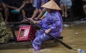 Người dân Huế chèo thuyền, đánh cá trên đường phố trong ngày mưa lũ