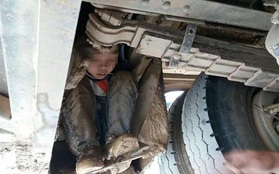 Xót xa 2 bé trai lấm lem bùn đất, trốn dưới gầm xe khách suốt quãng đường 90km vì muốn gặp bố mẹ