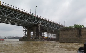 Gầm cầu Long Biên có bom, tàu thuyền qua lại có an toàn?