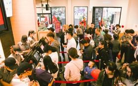Bạn trẻ hào hứng, xếp hàng đông đúc trong ngày khai trương McDonald's tại Hà Nội